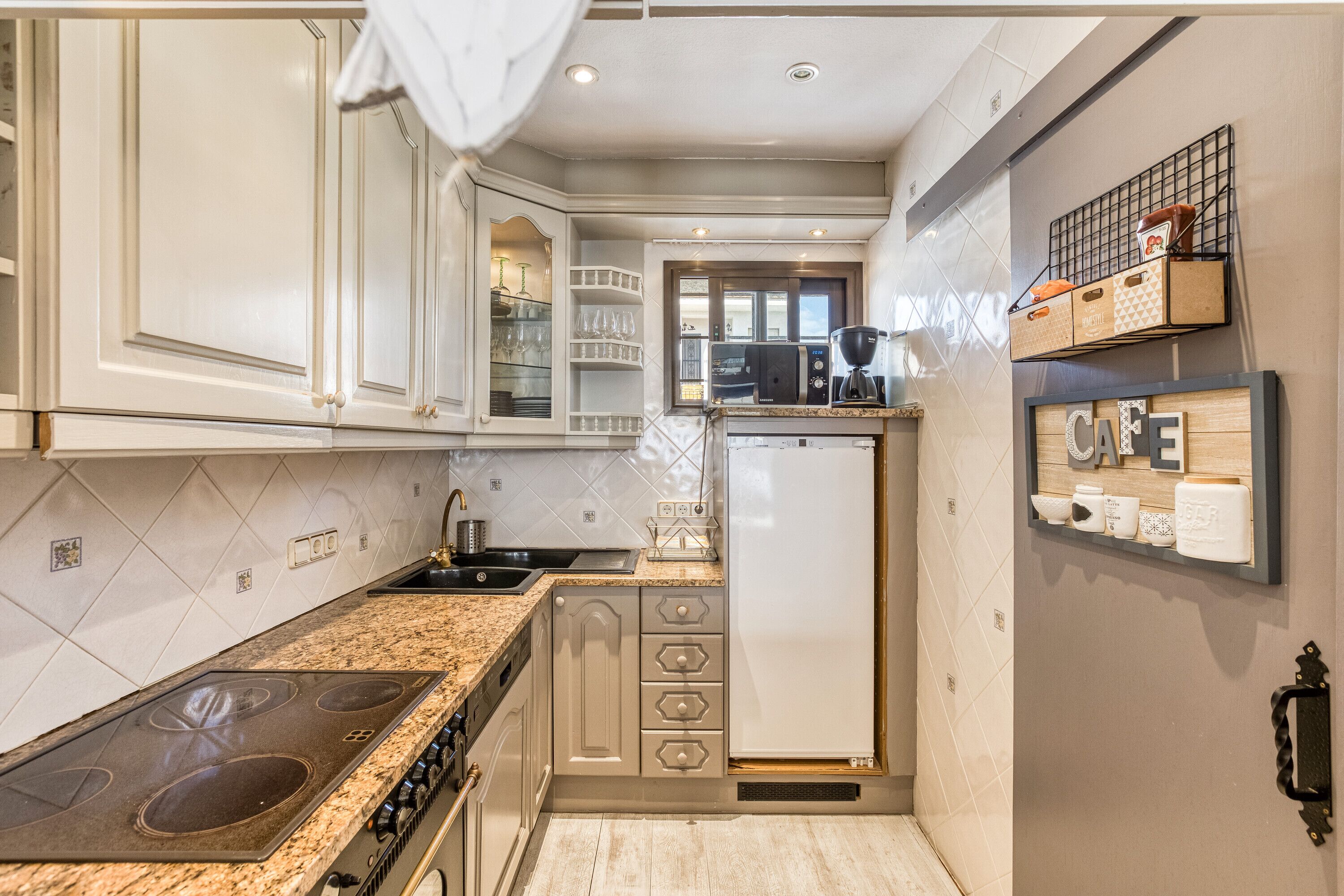 Een koelkast, een magnetron, een oven, een kookplaat