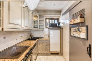 Frigorífico, microondas, horno y placa de cocina