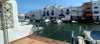 Holiday Home 'Port Empúries' with Sea View, Private Pool and Air Conditioning