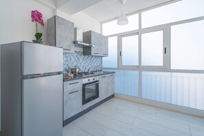 Kühlschrank, Ofen, Herdplatte, Wasserkocher mit Kaffee-/Teezubehör