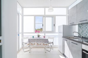 Fridge, oven, stovetop, coffee/tea maker