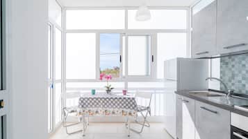 Kühlschrank, Ofen, Herdplatte, Wasserkocher mit Kaffee-/Teezubehör