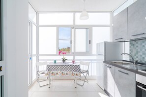 Køleskab, ovn, kogeplade, kaffe-/temaskine