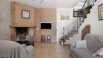 TV, fireplace