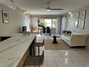 Smart TV, books - Spectacular 2 bedroom, 3 beds, newly renovated home. (Koolbaai)