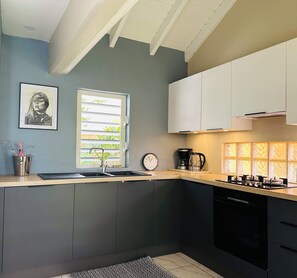 Fridge, microwave, oven, stovetop - Spectacular 2 bedroom, 3 beds, newly renovated home. (Koolbaai)