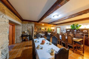 Dining - Holiday Home 'De Valdemar' with Mountain View, Wi-Fi and Air Conditioning (Felgueiras)