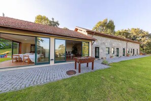 Outdoor dining - Holiday Home 'De Valdemar' with Mountain View, Wi-Fi and Air Conditioning (Felgueiras)