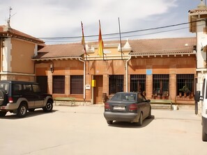 A building with a tiled roof, a parked car, and a parked SUV. - Country House 'Reoyo 2' with Shared Garden and Wi-Fi (Mambrilla de Castrejón)