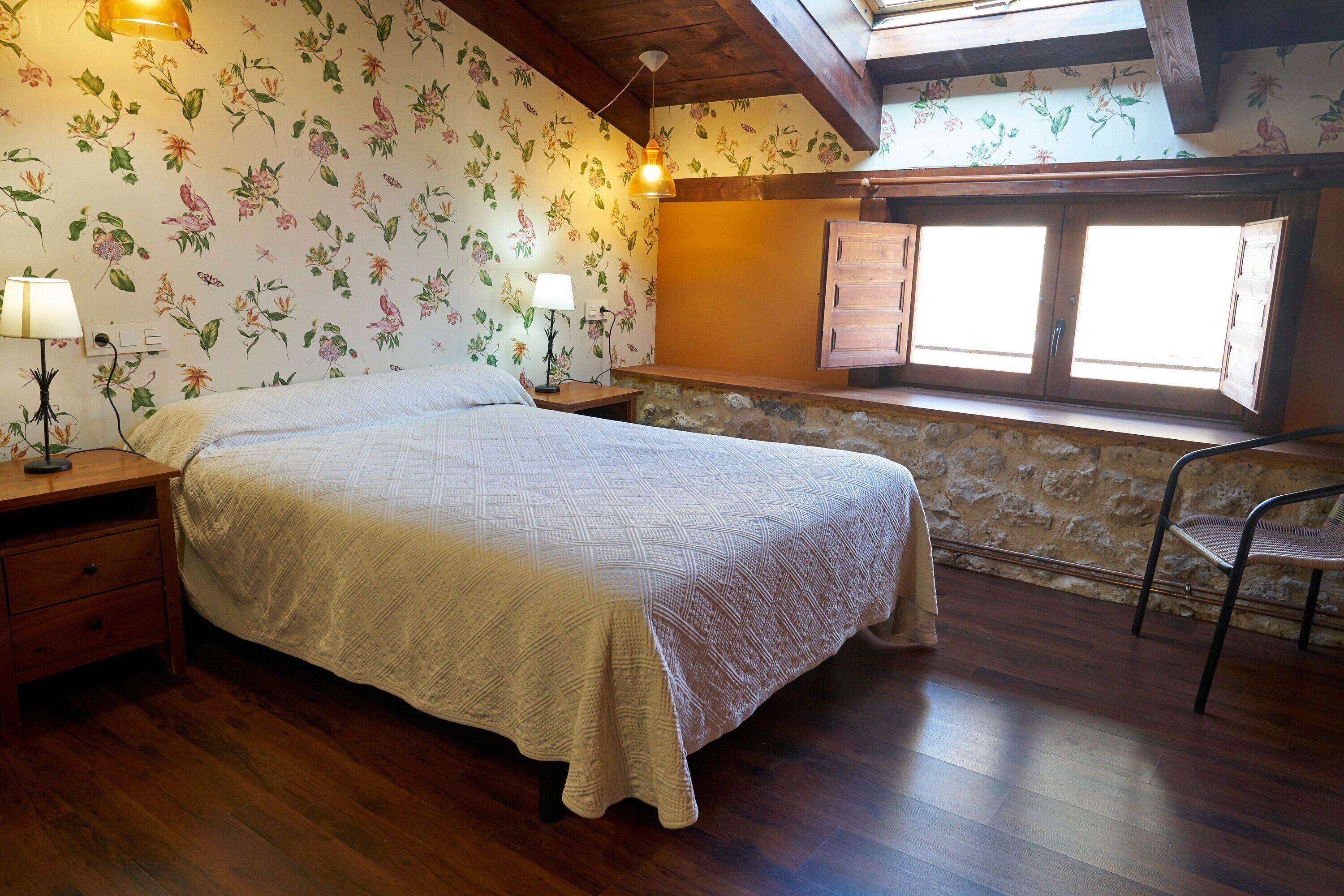 6 bedrooms, free WiFi, bed sheets