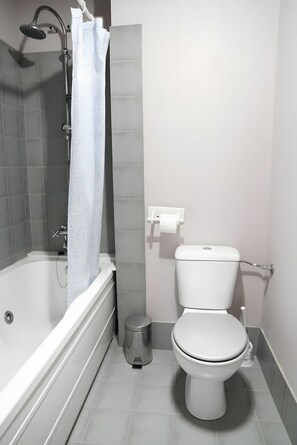 Een douche, handdoeken