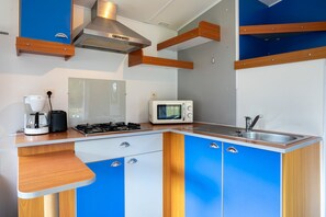 Kühlschrank, Mikrowelle, Herdplatte, Wasserkocher mit Kaffee-/Teezubehör