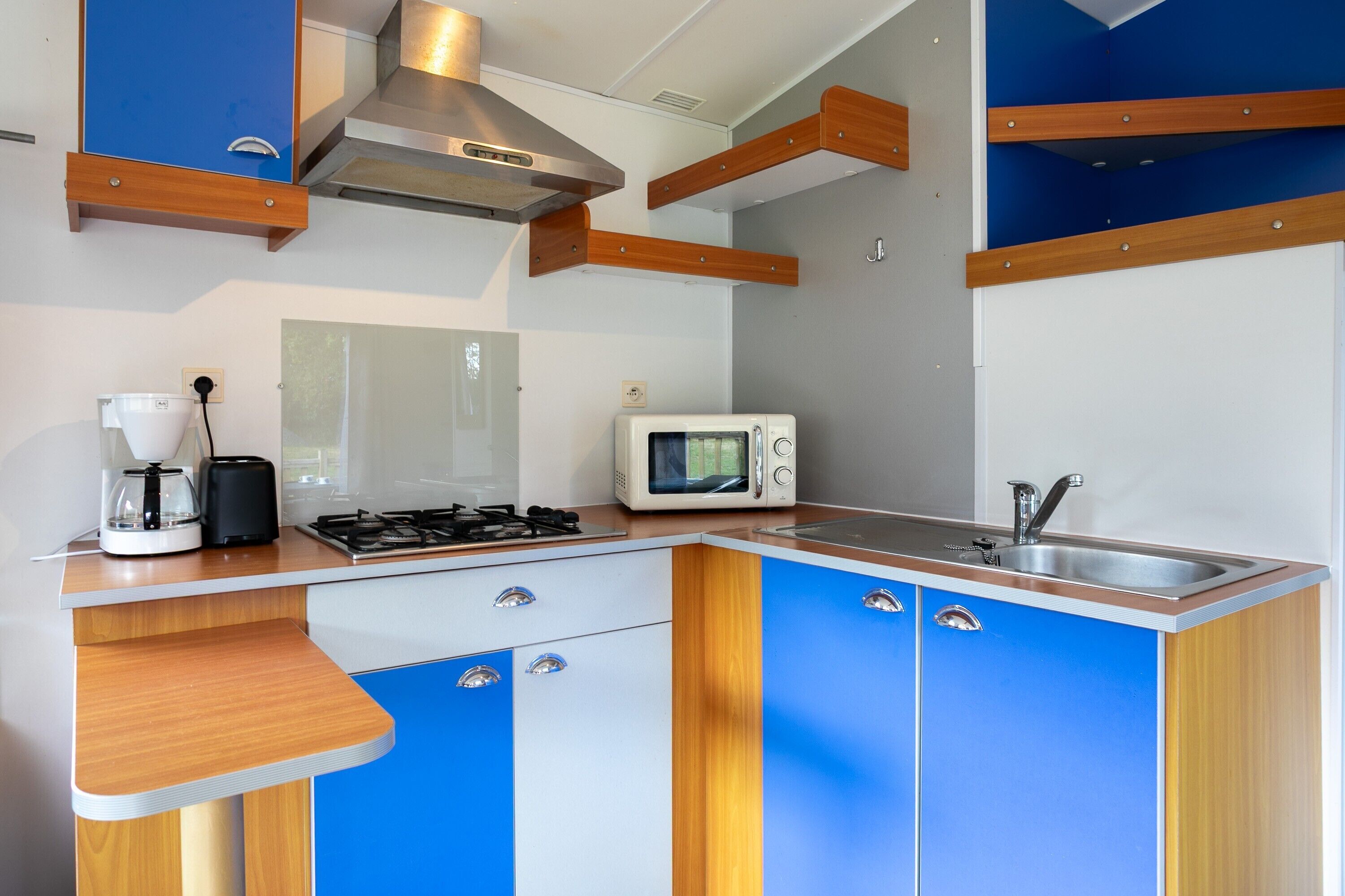 Geladeira, micro-ondas, cooktop, cafeteira/chaleira