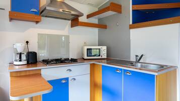 Geladeira, micro-ondas, cooktop, cafeteira/chaleira