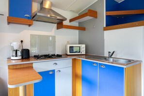 Fridge, microwave, stovetop, coffee/tea maker