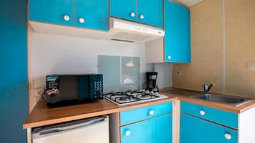 Een koelkast, een microgolfoven, een kookplaat