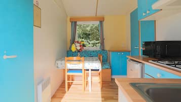 Een koelkast, een microgolfoven, een kookplaat