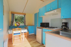 Fridge, microwave, stovetop, coffee/tea maker - Mobile Home 'Bikini' with Private Terrace and Private Garden (Plouha)