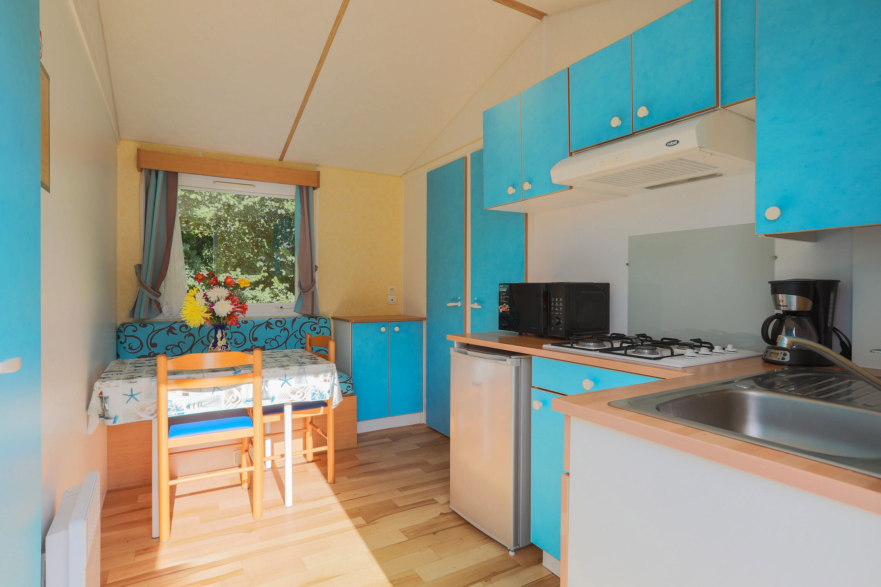 Réfrigérateur, micro-ondes, plaque de cuisson, cafetière/bouilloire