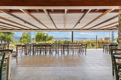 Casa rural 'Cuaddus E Tellas- Habitación 1' con jardín compartido, Wi-Fi y aire acondicionado.