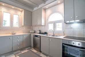 Kühlschrank, Mikrowelle, Geschirrspüler, Kochgeschirr/Geschirr/Besteck