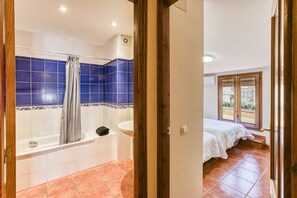 Shower, towels - Country House 'Matalí' with Private Terrace, Wi-Fi and Air Conditioning (Espolla)