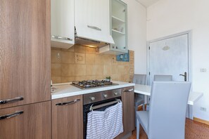 Frigorifero, forno, piano cottura, lavastoviglie