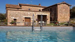 A stone building with a swimming pool in front. - Villa 'La Memoria Del Tempo' with Private Pool, Wi-Fi and Air Conditioning (Montalcino)