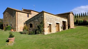 A stone building with a grassy lawn, arched windows, and a clear sky. - Villa 'La Memoria Del Tempo' with Private Pool, Wi-Fi and Air Conditioning (Montalcino)