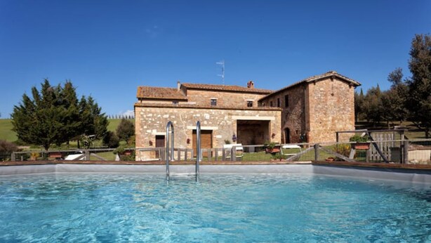 A stone building with a swimming pool in front. - Villa 'La Memoria Del Tempo' with Private Pool, Wi-Fi and Air Conditioning (Montalcino)