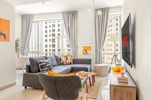TV - Cozy Apartment with Stunning Views in Dubai Marina (Dubai)