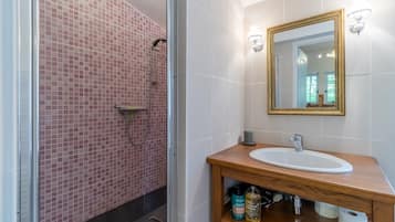 Douche, sĂšche-cheveux