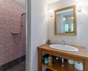 Douche, sèche-cheveux