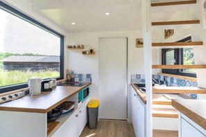 Frigorífico, microondas, placa de cocina y cafetera o tetera