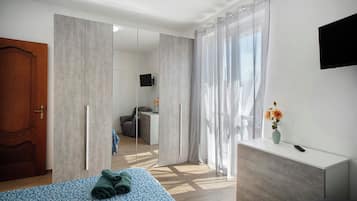 2 bedrooms, iron/ironing board, bed sheets