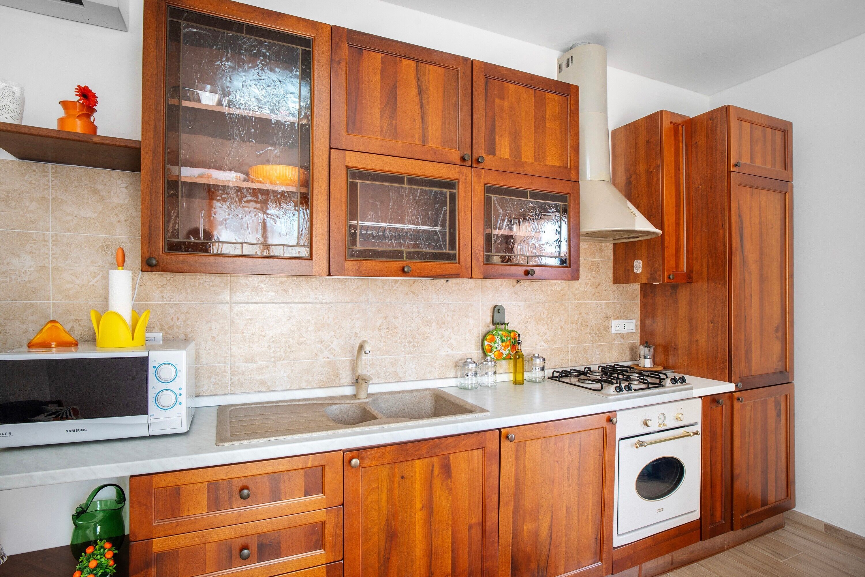 Frigorifero, microonde, forno, piano cottura