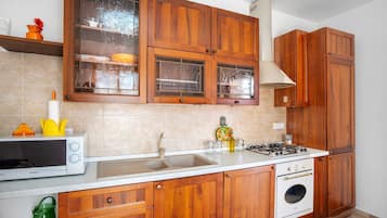 Frigorifero, microonde, forno, piano cottura