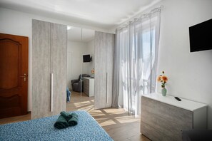 2 habitaciones, tabla de planchar con plancha y ropa de cama 