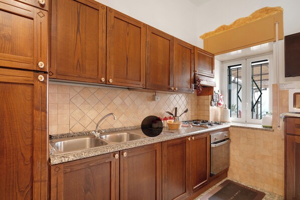 Frigorifero, microonde, forno, piano cottura