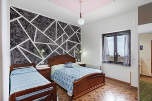 5 室のベッドルーム、WiFi (無料)、ベッドシーツ