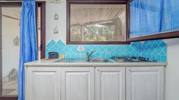 Kühlschrank, Herdplatte, Wasserkocher mit Kaffee-/Teezubehör