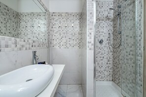 Een douche, een haardroger, handdoeken