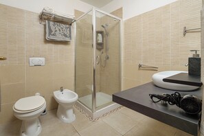 シャワー、ヘアドライヤー、タオル