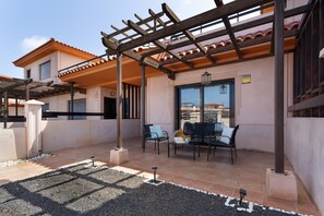 Outdoor dining - Vacation 'Punta Calma' with Sea View, Shared Pool and Wi-Fi (Majanicho)