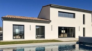 A modern two-story house with a swimming pool in front. - Cozy home in Valaurie (Valaurie)