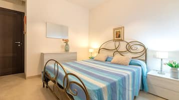 1 bedroom, bed sheets