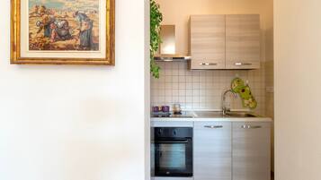 Frigorifero, microonde, forno, piano cottura