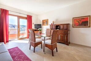 TV - Apartment 'Charlie Beach' with Sea View, Balcony and Air Conditioning (castelsardo)