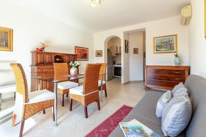 TV - Apartment 'Charlie Beach' with Sea View, Balcony and Air Conditioning (castelsardo)