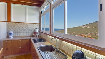 Een koelkast, een magnetron, een oven, een kookplaat